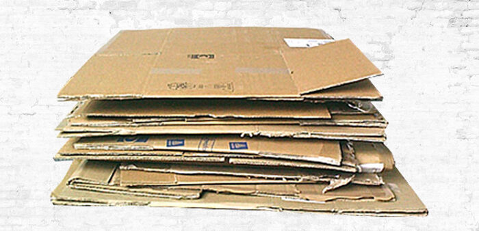 Pile de cartons usagés aplatis